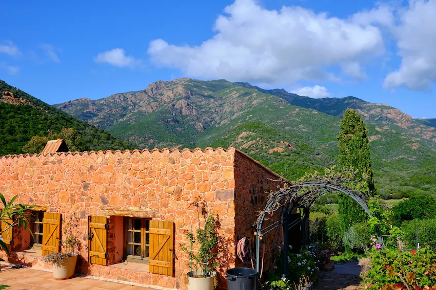 Tourisme solidaire : faire le choix d'un écolodge en Corse