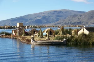Villages flottants dans les steppes du Pérou